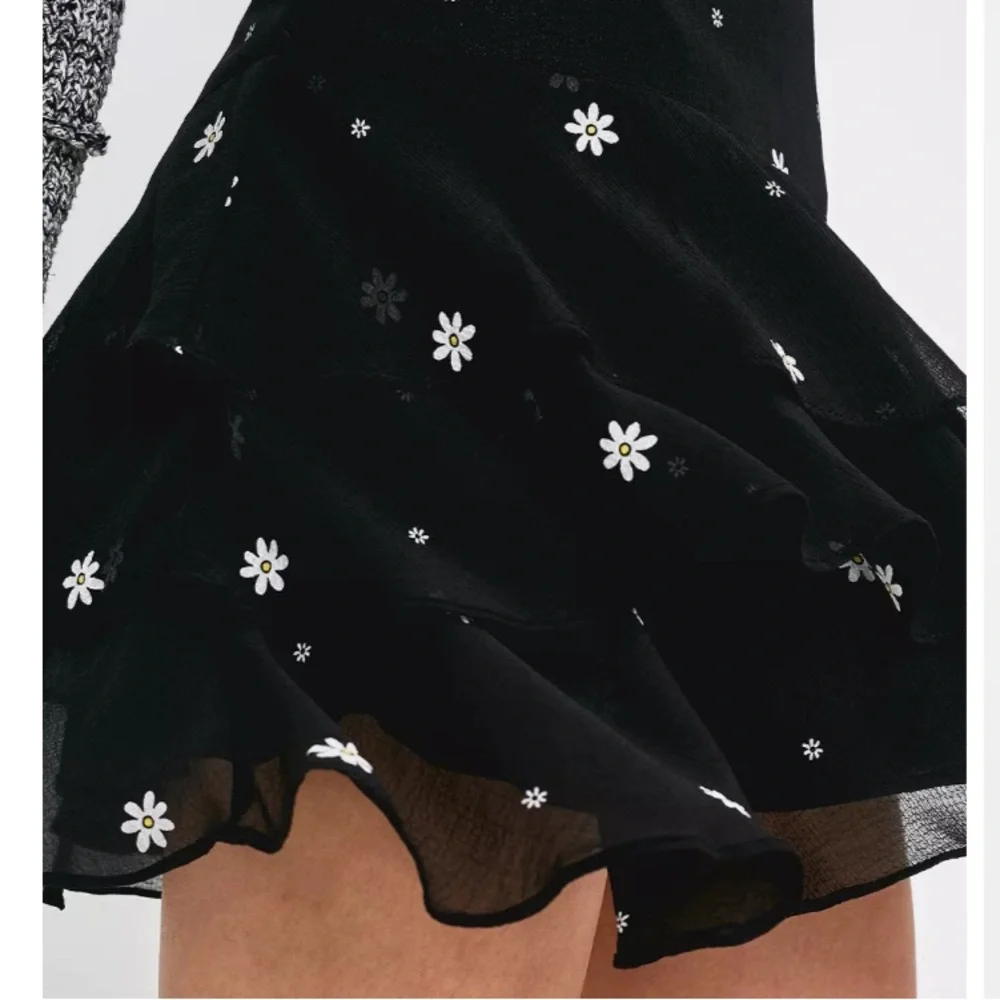 UO Urban Outfitters Tiered Floral Ruffle Mini Skirt, XS